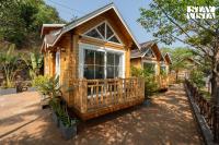 StayVista at Woodhouse Story with Pool, WiFi, AC - Chambres d'hôtes Morjim