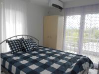 Apartamento con balcón y vistas al lago