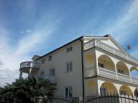 Apartment with Pool View