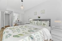 Downtown 2BR plus Den Condo with Parking, Walk to Hotspots - B&B Toronto