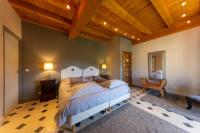 Zimmer mit Queensize-Bett und Gartenblick