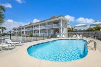 Walk to Beach-Sleeps 8-Pool-King Suite-Family Condo-Beach Chairs - Bed and Breakfast Gulf Shores