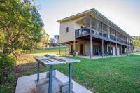 Surf Hunter - holiday house walk to beach, cafes , byo linen - B&B Agnes Water