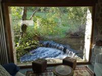 La chapelle moulin traversée par l'eau jacuzzi piscine classé 5 étoiles - B&B Bourg-Argental