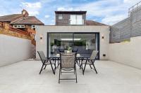 Work Crew-Friendly 5BR, Parking & Reliable WiFi - Chambres d’hôtes Luton