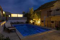 Family Holiday House with Private Swim Spa Heated Pool - B&B Žrnovnica