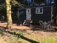 Chez Marguerite Shepherd's Hut & Private Sauna Cabin, Outside Bath - B&B Holt