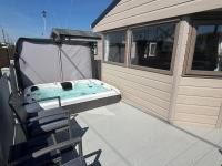 Sunnymede A5 with hot tub- Fantasy Island - pet friendly, WiFi, central heating - Meadow Lakes Caravan & Lodge Hire - Chambres d'hôtes Ingoldmells