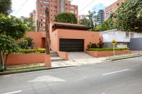 5BR Poblado Villa close to Lleras Jacuzzi Cinema AC - Bed and Breakfast Medellín