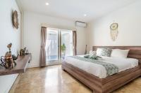 Habitación con cama extragrande y vistas a la piscina