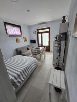 Habitación con cama extragrande y bañera de hidromasaje
