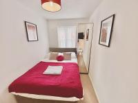 Bright Bedrooms in Walsall -Modern 3 Bathrooms-Sleeps 9 - Bed and Breakfast Walsall