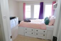 Mahogany 3 Level Family Holiday Retreat with King Bed AC BBQ - Chambres d'hôtes Calgary