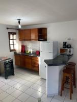 AP28 com 2 suítes para até 8 pessoas, pertinho da Praia de Taperapuã, apenas 3 minutos a pé - Chambres d'hôtes Porto Seguro