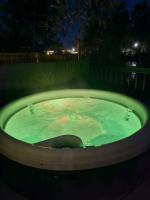 Still Waters Luxury Retreat with Hot Tub -Tattershall Lakes - B&B Tattershall