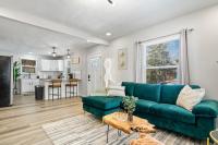 Game Room Retreat with Firepit and Gym, Sleeps 12 - Chambres d’hôtes Indianapolis