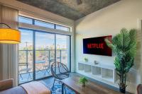 2BR , Roosevelt Row , Sleeps 8 , Pool,Gym,Parking - Bed and Breakfast