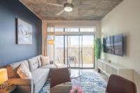 Alluring 2BD - DT - Gym, Pool, Parking - Sleeps 8 - Bed and Breakfast