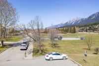 Serene 1BR Retreat with Mountain Views - Bed and Breakfast Canmore