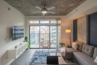Adorable 1BD - Central Downtown - Gym, Pool, Parking - Bed and Breakfast