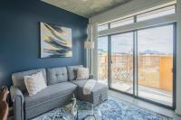Striking 2BD - CDT- Gym, Pool, Parking - Sleep8 - Bed and Breakfast