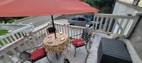 Beautiful and Private divided Yellow house - B&B Cincinnati
