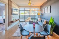 Homey 1BD - DT PHX - Parking, Gym, Pool - Sleeps 6 - Bed and Breakfast