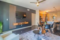 Unique 1BD - DT PHX - Parking, Gym, Pool - Sleeps 6 - Bed and Breakfast