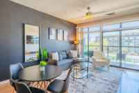 Fancy 1BD - DT PHX - Parkin, Gym, Pool - Sleeps 6 - Bed and Breakfast