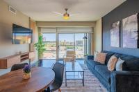 Comfy 2BD DT - Balcony, Gym, W-D, Parking - Sleeps 8 - Bed and Breakfast