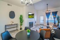 Sleek Pool, Hot Tub, Golf, Pickleball, King Bed, Parking - Bed and Breakfast