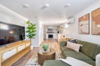 Stay Portland - Vibrant Portland Getaway, Chic Flat - Bed and Breakfast