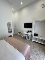 Habitación con cama grande y balcón