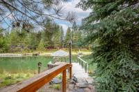 Riverfront Retreat in Sunriver Oregon with Stunning River Views - B&B