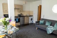 The Trafford Luxe , Garage Parking, Self Check-in Anytime - Perfect for Late Arrivals, Ultra- Fast Wi-Fi, 5 mins to Old Trafford Stadium - Chambres d’hôtes Manchester