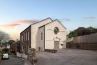 Charming 2 Bedroom Apartment in a Converted Chapel - Free Parking, Smart TV, Fast WiFi and Self-Check-In by Yoko Property - B&B