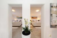 Apartments ROSINI, 300m from the beach with shared tavern and bikes, Nin - Chambres d'hôtes Nin