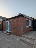 Newly Furnished Guest House Near City Centre - B&B