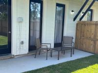 Modern 2 Bedroom All-En-Suite Near Downtown with EV Socket - B&B Houston