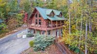 Relaxation Retreat - Pickleball Cabin - Wi-Fi, Fire Pit with Bar, EV, Game Room, Hot Tub, Pool Access - Mins to PF - Chambres d'hôtes Sevierville