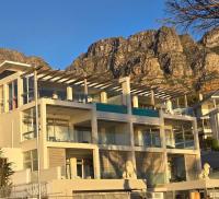 Blue Views Penthouse Beachfront Apartment with Pool - Chambres d’hôtes Le Cap