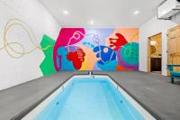 Greenbrier Cabin- 3 bedroom/3 bath, Sleeps 8, Indoor Pool, Mountain Views, Game Loft, Hot Tub - B&B Sevierville