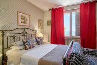 Zimmer mit Kingsize-Bett und Meerblick