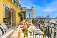 Luxurious penthouse, 2 bedroom suites, 3 spacious terraces, gorgeous views of mountains and sea, - Chambres d'hôtes Nice