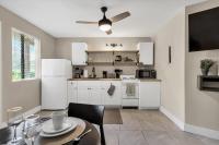 King Bed Modern Studio Apartment - B&B