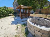 Apartment Antonio, on the seafront with garden - B&B Kutleše