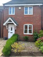 Dovefield House - Modern 3 Bed Home from Home - Alton Towers, Uttoxeter Races - B&B Uttoxeter