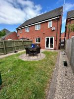 Dovefield House - Modern 3 Bed Home from Home - Alton Towers, Uttoxeter Races - Chambres d'hôtes Uttoxeter