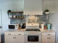 Martin Mill, Santa Fe Inspired Bungalow, 5 minutes to downtown - B&B Knoxville