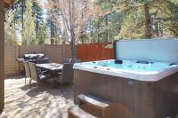 The Bear Den - Walk to Lake & Village, Game Room, and Hot Tub! - Chambres d'hôtes Big Bear Lake